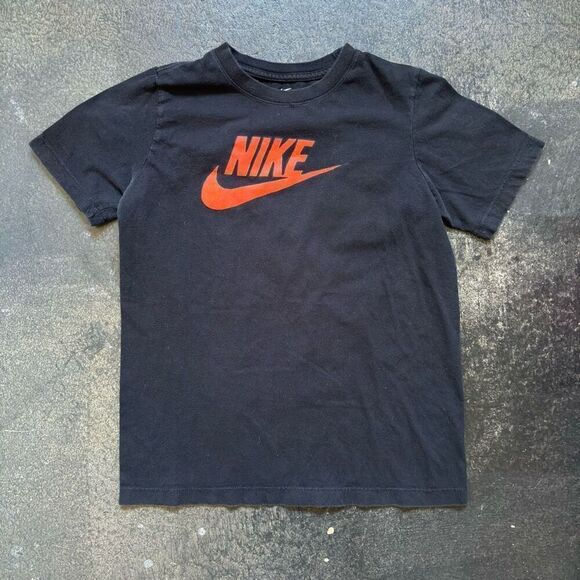 Nike T-Shirt Boys Small Logo Nike Swoosh Kids Size XL Short Sleeve Tee - Picture 1 of 9
